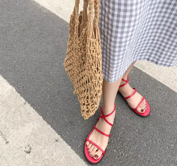 凉鞋扣子怎么扣 凉鞋鞋扣怎么扣