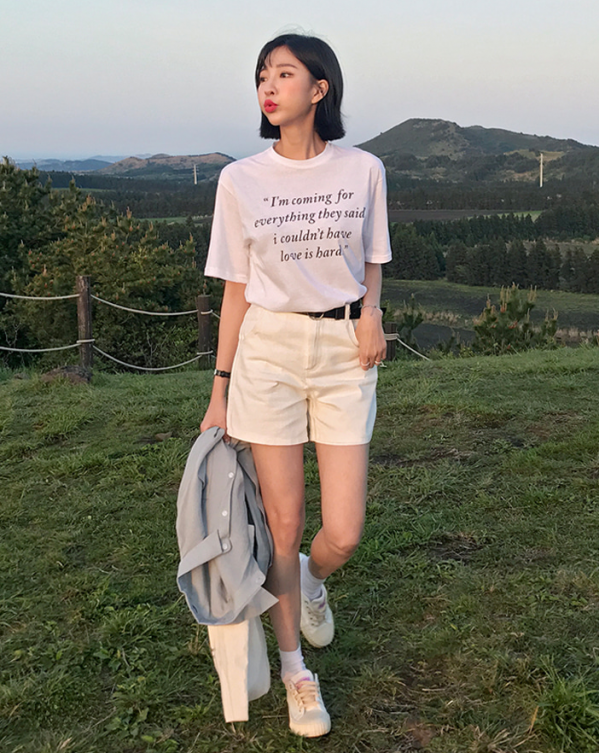 纯白T恤怎么搭配 纯白t恤搭配女
