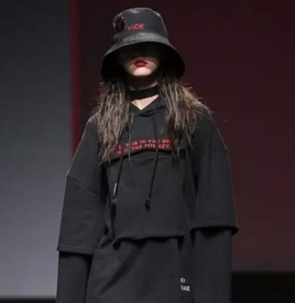 黑色渔夫帽搭配女 黑色渔夫帽搭配衣服女