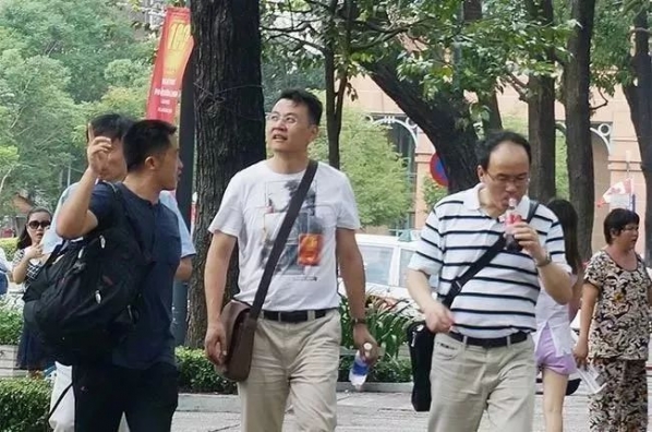 斜挎包怎么背 斜挎包背到哪个位置