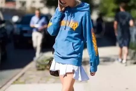 卫衣搭配裙子图片 这样搭配美出高级范儿