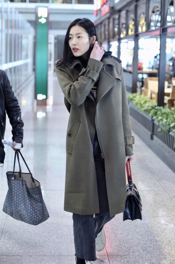 女士风衣里面搭配什么