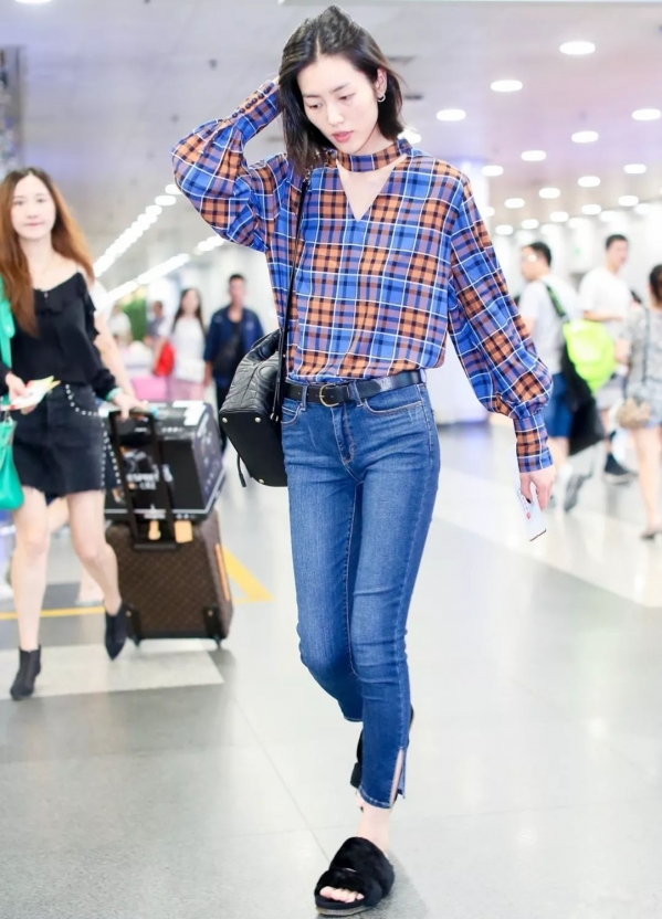 格纹衣服怎么搭配图片