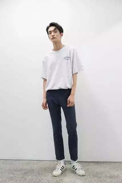 休闲西裤配什么上衣男