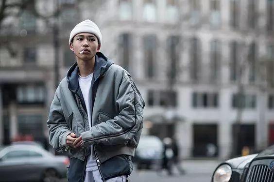 男生怎么买衣服技巧 男生搭配衣服的技巧