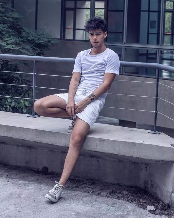 白色裤子搭配男 男生白色裤子怎么搭配衣服