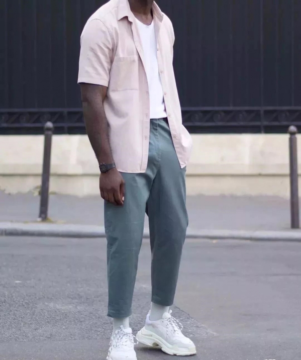 皮肤黑的男生穿什么颜色好看 皮肤黑的男生穿衣搭配