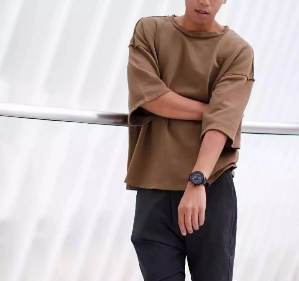 皮肤黑的男生穿什么颜色好看 皮肤黑的男生穿衣搭配