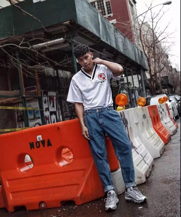 皮肤黑的男生穿什么颜色好看 皮肤黑的男生穿衣搭配