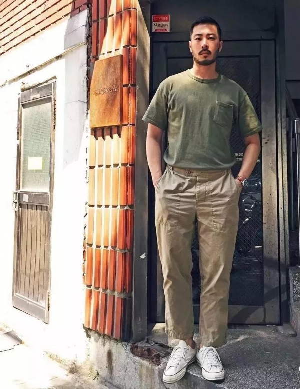 皮肤黑的男生穿什么颜色好看 皮肤黑的男生穿衣搭配