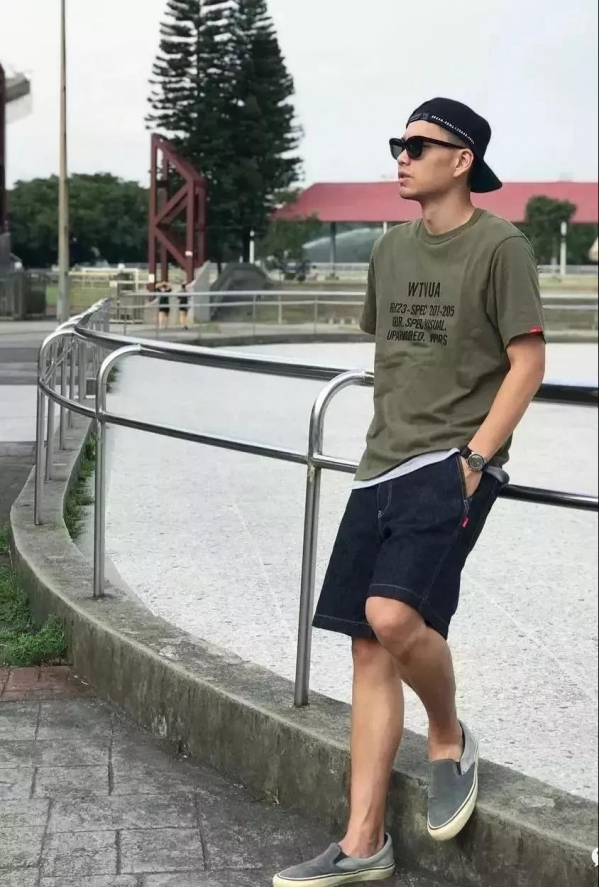 皮肤黑的男生穿什么颜色好看 皮肤黑的男生穿衣搭配