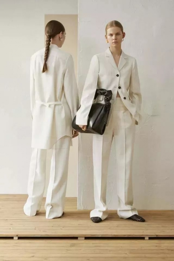 白色衣服怎么穿好看 白色衣服搭配什么裤子