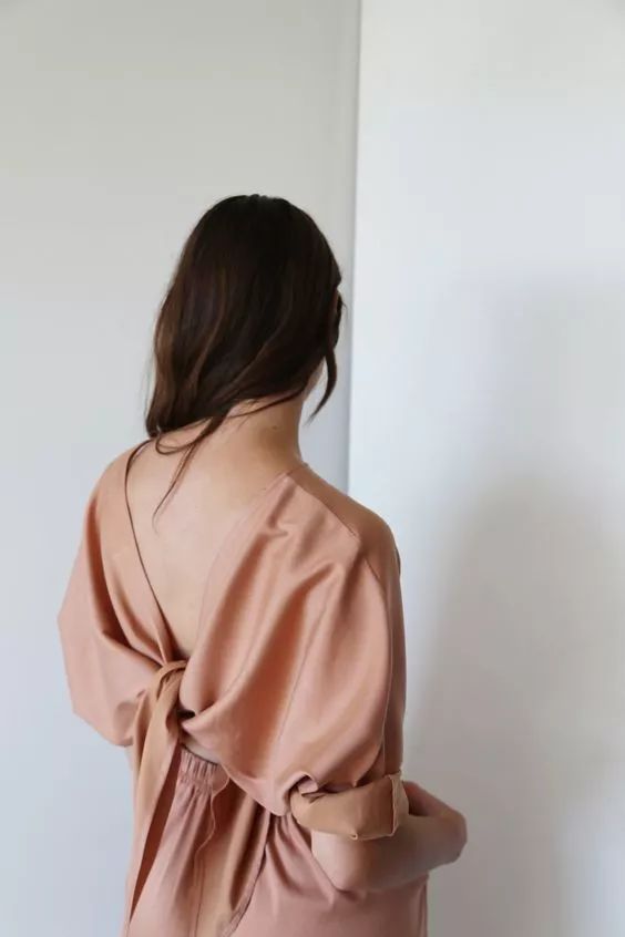 今年流行穿什么颜色的衣服 夏天穿什么颜色的衣服好看