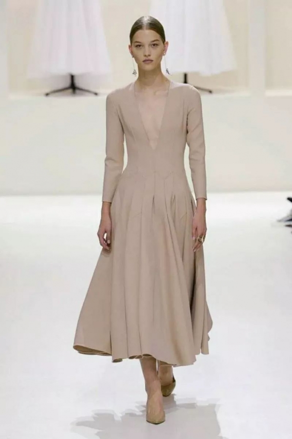 莫兰迪色衣服 2025秋冬流行色