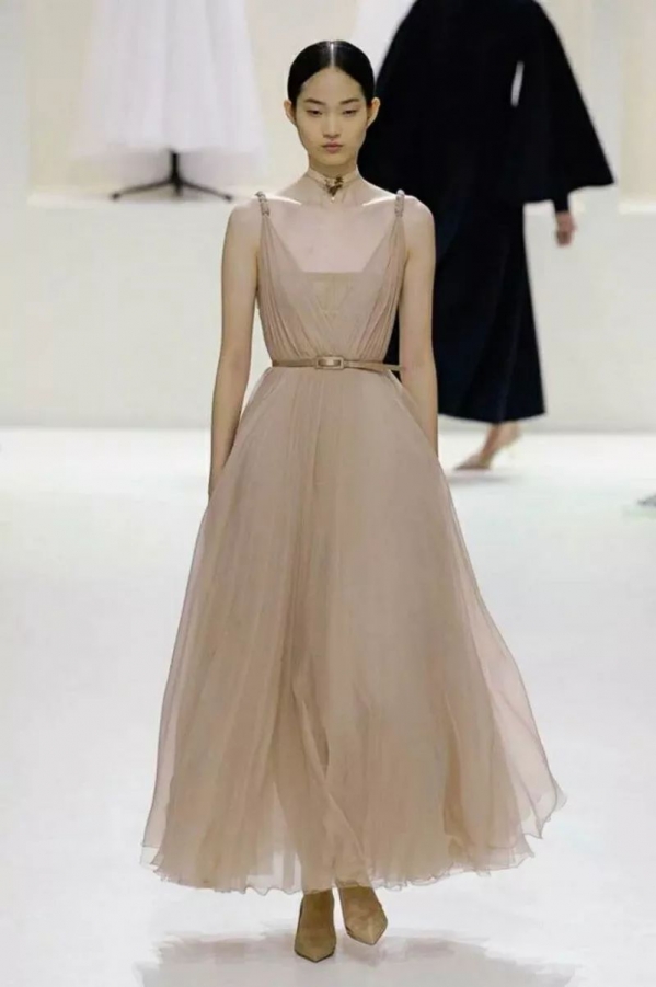 莫兰迪色衣服 2025秋冬流行色