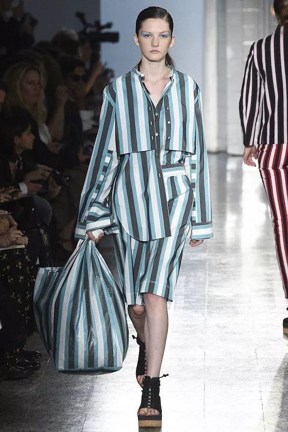 2025最流行衣服搭配秋 左右不对称衣服
