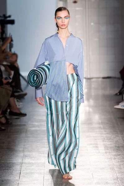 2025最流行衣服搭配秋 左右不对称衣服