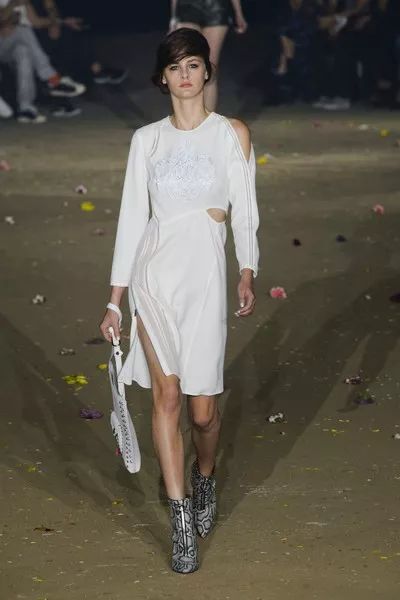 2025最流行衣服搭配秋 左右不对称衣服