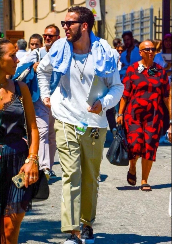 秋天男生穿什么颜色的衣服好看 今年秋天流行什么颜色衣服