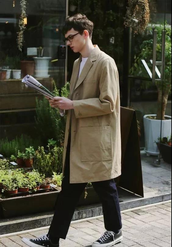 秋天男生穿什么颜色的衣服好看 今年秋天流行什么颜色衣服