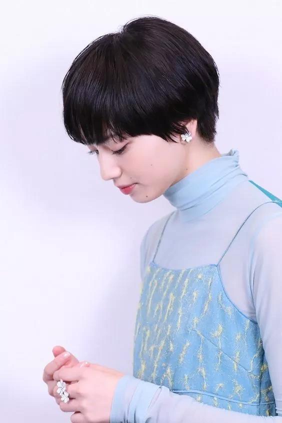 秋天吊带裙搭什么衣服 女生秋天怎么穿衣服