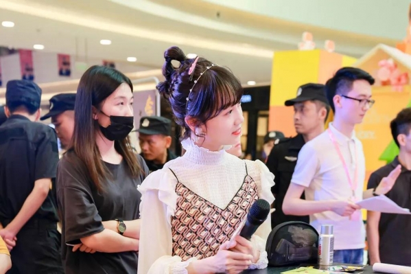 秋天吊带裙搭什么衣服 女生秋天怎么穿衣服