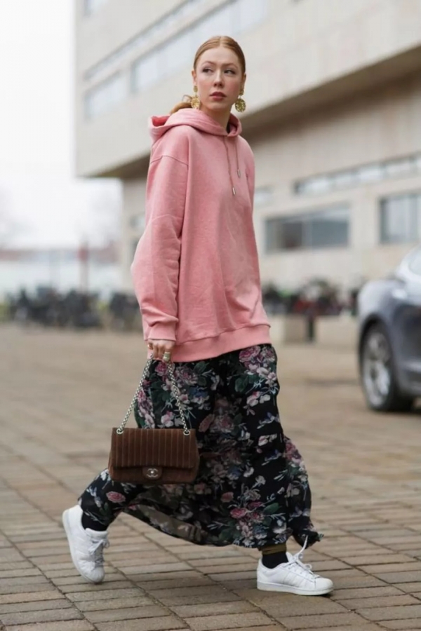 秋天卫衣怎么搭配裙子 卫衣搭配什么裙子好看