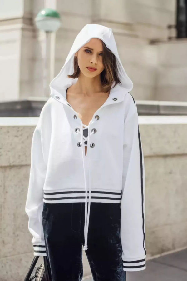 秋天卫衣怎么搭配 今年秋天流行什么衣服