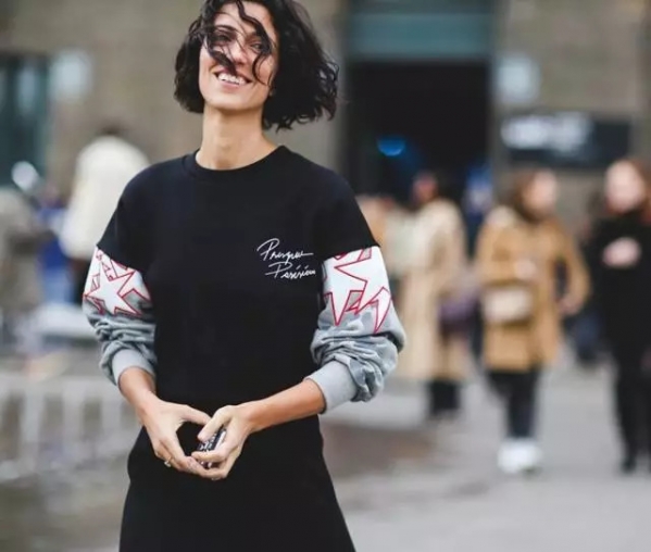 秋天卫衣怎么搭配 今年秋天流行什么衣服