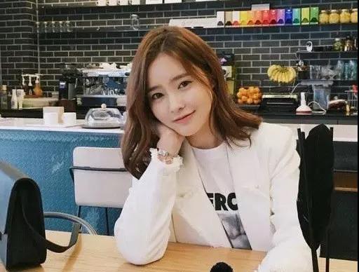 今年秋冬流行的女生发型 秋天女生什么发型好看