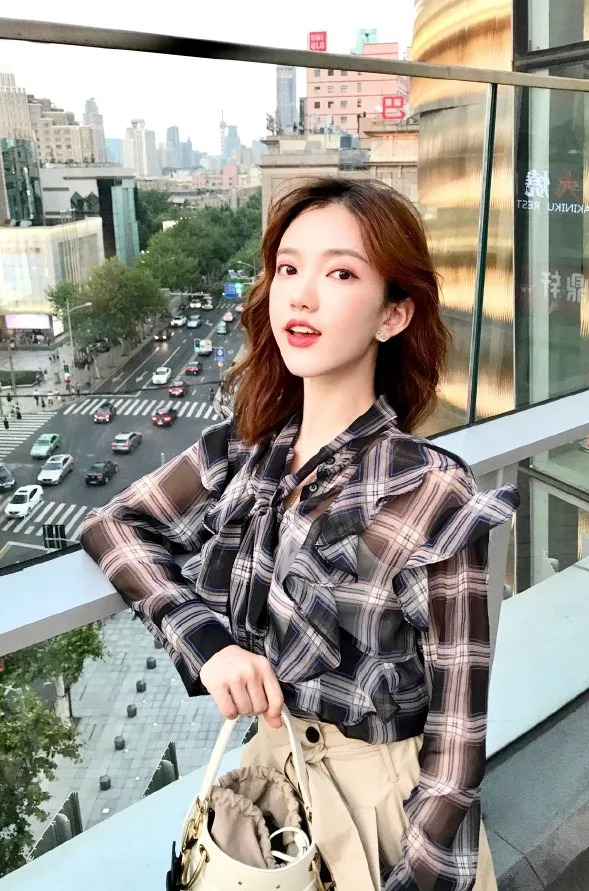 秋天丝巾怎么搭配 丝巾怎么系好看