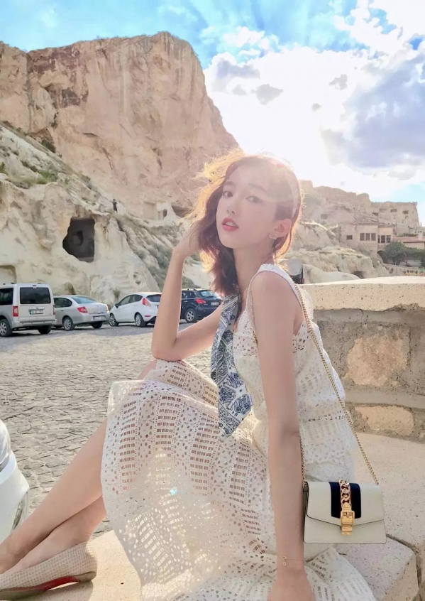 秋天丝巾怎么搭配 丝巾怎么系好看