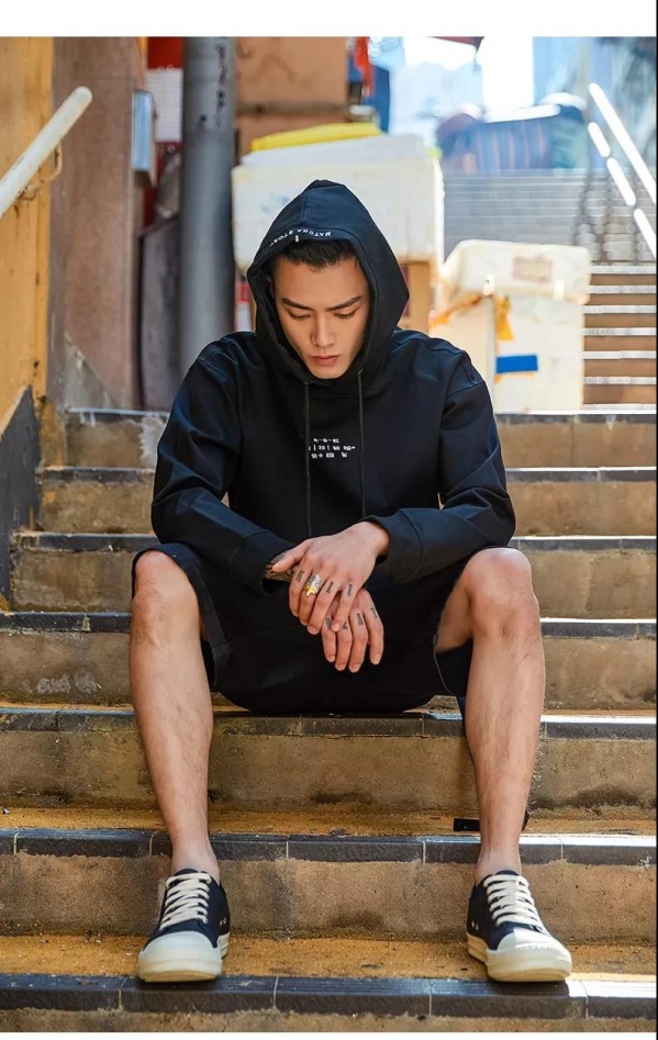 秋冬男生卫衣怎么搭配衣服 秋冬男生穿什么衣服怎么搭配