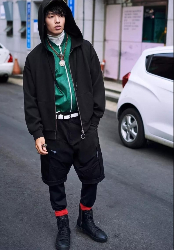 秋冬男生卫衣怎么搭配衣服 秋冬男生穿什么衣服怎么搭配