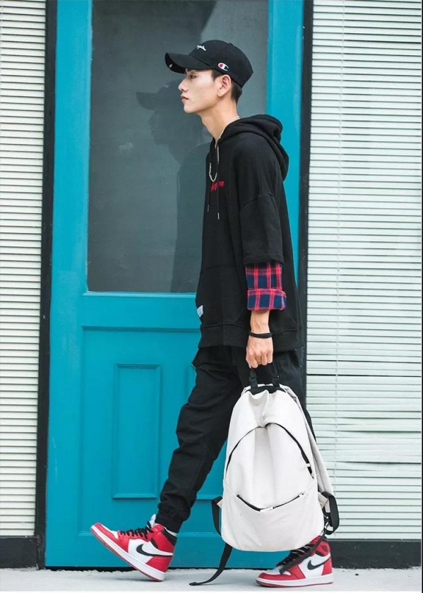 秋冬男生卫衣怎么搭配衣服 秋冬男生穿什么衣服怎么搭配