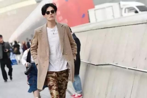 男生秋冬穿什么颜色衣服好看 今年秋冬流行什么颜色衣服
