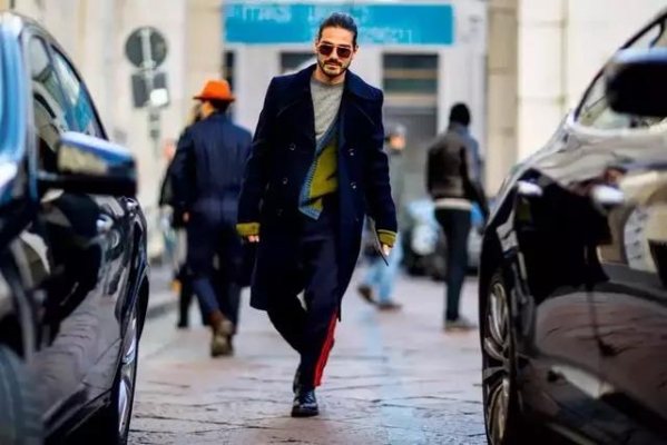 男生秋冬穿什么颜色衣服好看 今年秋冬流行什么颜色衣服