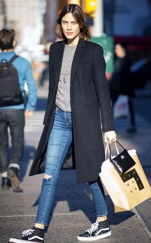 灰色衣服搭配什么颜色好看 灰色衣服搭配什么颜色裤子