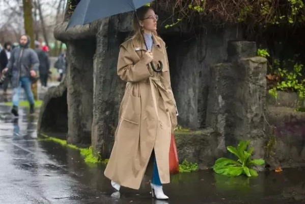 卡其色风衣怎么搭 女生秋冬穿什么衣服搭配图片