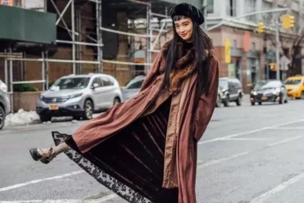 秋冬丝绒衣服怎么搭配 今年秋冬流行穿什么衣服