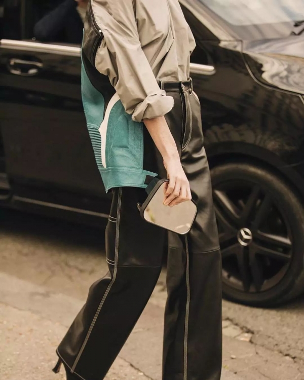 女生皮裤怎么搭配衣服 女生皮裤怎么穿好看