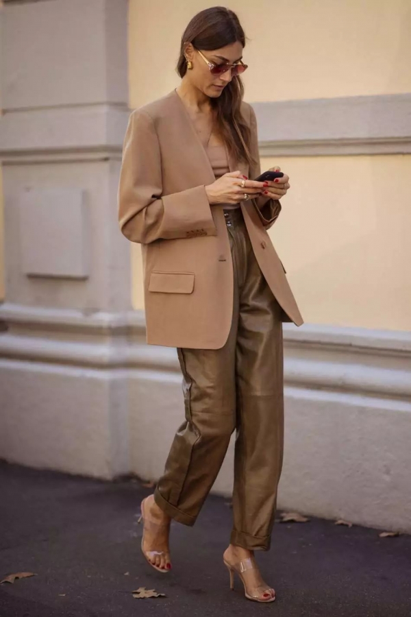 女生皮裤怎么搭配衣服 女生皮裤怎么穿好看