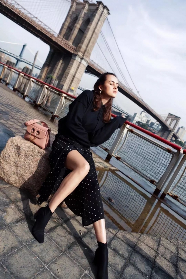 女生秋冬卫衣怎么穿好看 秋冬卫衣怎么搭配什么外套