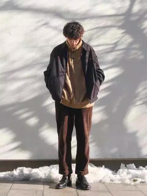 男生秋冬灯芯绒裤子怎么搭配 今年秋冬男生流行穿什么裤子