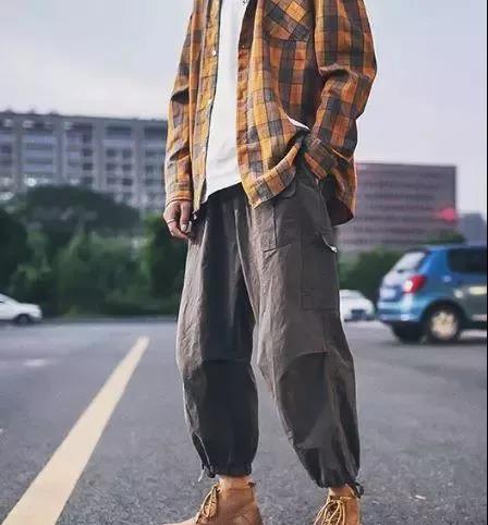 男士冬天靴子怎么搭配衣服 男士冬天穿什么鞋子好看