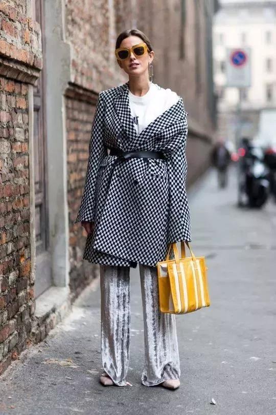 女生冬天卫衣搭配什么鞋子好看 女生冬天穿靴子搭配什么衣服