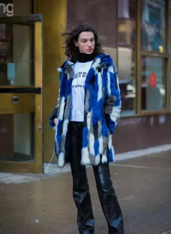 女生冬天穿什么颜色好看 今年冬天流行穿什么颜色衣服