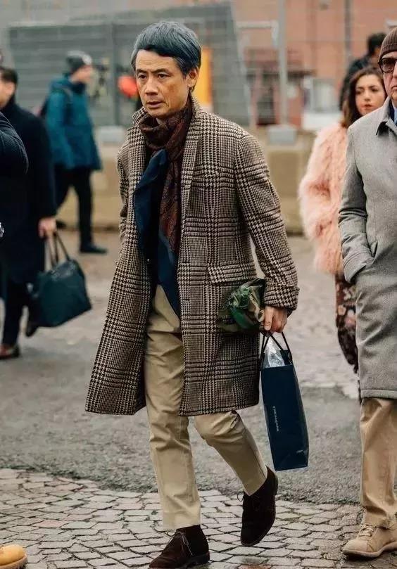 男生冬天戴什么围巾好看 男生选什么围巾好看
