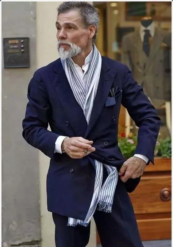 男生冬天戴什么围巾好看 男生选什么围巾好看