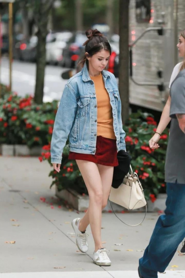 灯芯绒裙子配什么上衣 灯芯绒裙子怎么搭配上衣